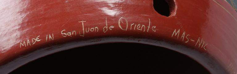 VAS/BORDSLAMPFOT, lergods, Nicaraqua, sign. Norwin Bracamonte Pavon.