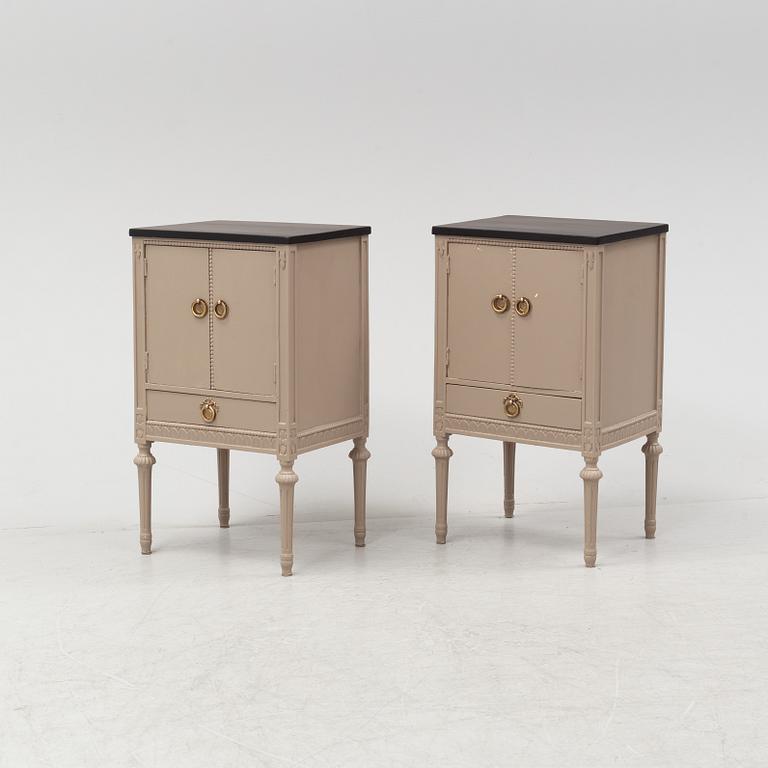 Sängbord, ett par, gustaviansk stil, 1900-talets andra hälft.