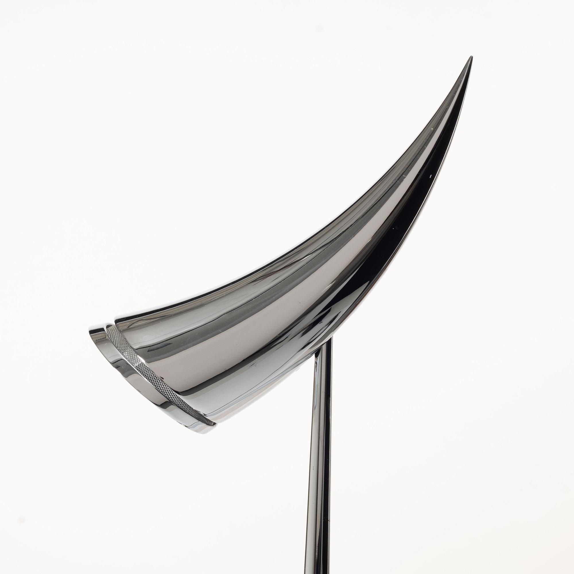 Philippe Starck, Bordslampa "Ara" av förkromad metall. Flos, Etikettmärkt.