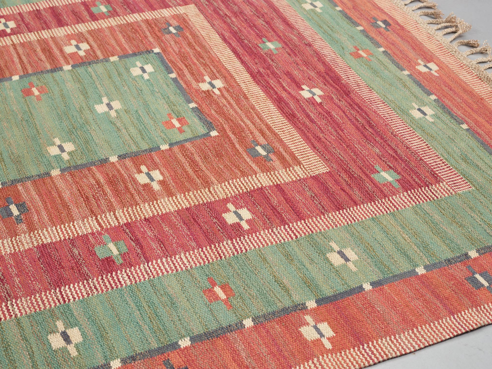 Märta Måås-Fjetterström, Matta, "Röda Bårdmattan", med grönt, rölakan, ca 292-293 x 194-200,5 cm, signerad AB MMF.