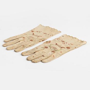 A pair of noble chamois leather gloves, circa 26x 11 cm dated 1820.