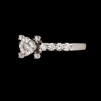 RING, 18K vitguld, briljantslipade diamanter. Vikt ca 3 g.