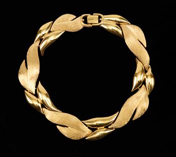 656. A necklace by Givenchy.