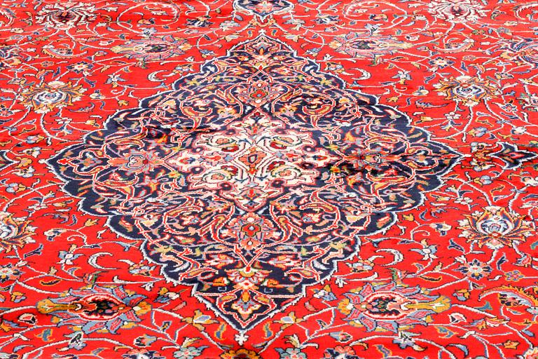 A Sarouk rug, 394 x 295 cm.