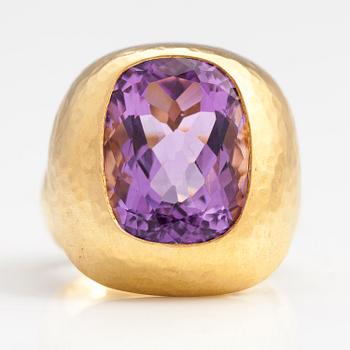 An 18K gold ring with an amethyst. Italy, import marked Rubens, Helsinki 1997.