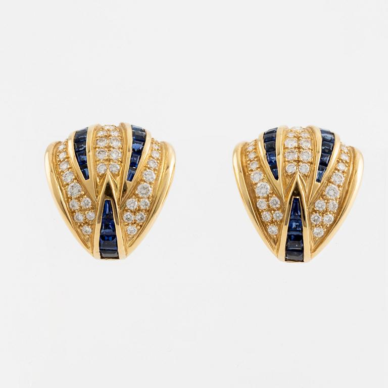 W.A. Bolin, örhängen, clips med stift, med carréslipade safirer och briljantslipade diamanter.