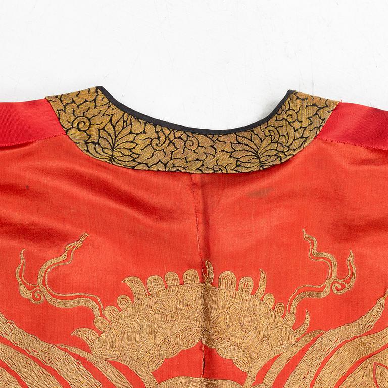 An embrodered silk robe, Qing dynasty (1644-1912).