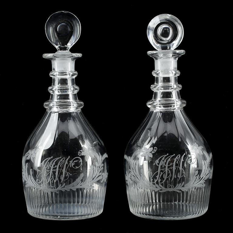 KARAFFER, ett par, glas, 1800-tal.