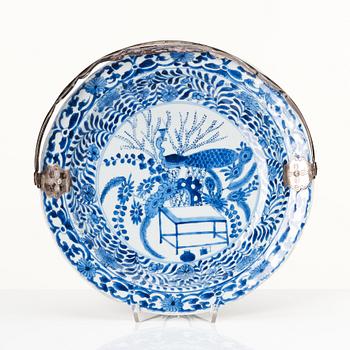 A blue and white silver mounted dish, Qing dynasty, Kangxi (1662-1722).