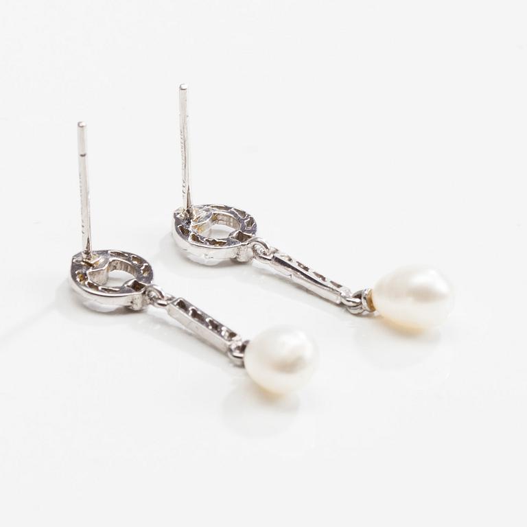 ÖRHÄNGEN, ett par, vitguld 18K, droppformade pärlor, diamanter. Vikt 2,4 g.