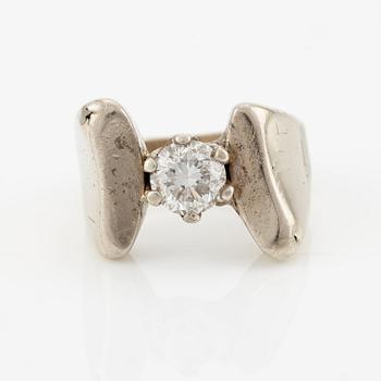 Ring, 18K white gold with brilliant cut diamond.