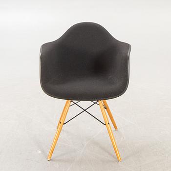 Charles and Ray Eames, stol, "Plastic chair DSW", Vitra, 2011.