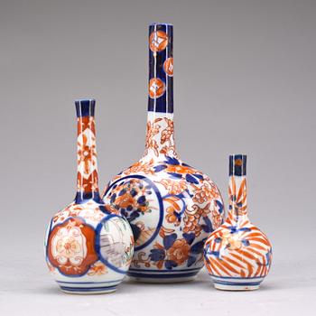 VASER, 3 st, porslin, Imari. Japan. 1800-tal.