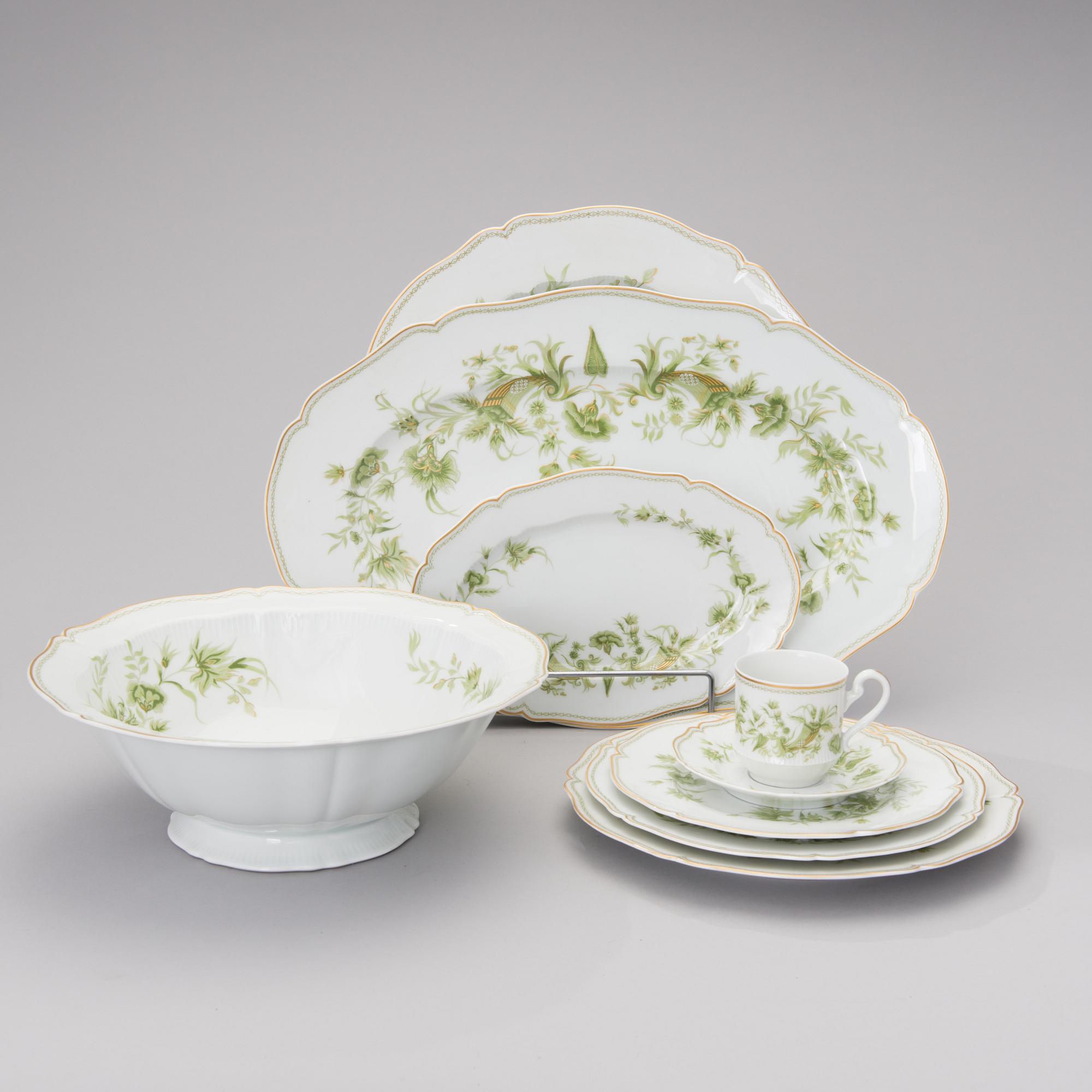 A SET OF 39 PCS PORCELAIN TABLEWARE by Haviland Limoges, France 1950s.