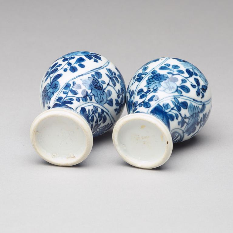 A pair of blue and white miniature vases, Qing dynasty, Kangxi (1662-1722).