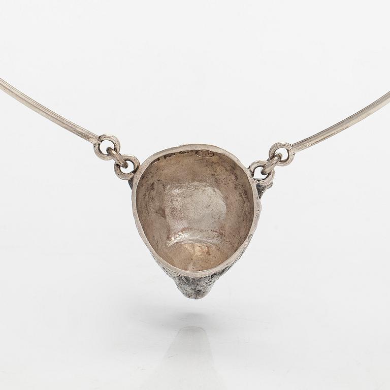 Eila Minkkinen, kaulakoru, karhu, sterlinghopea, 2017.