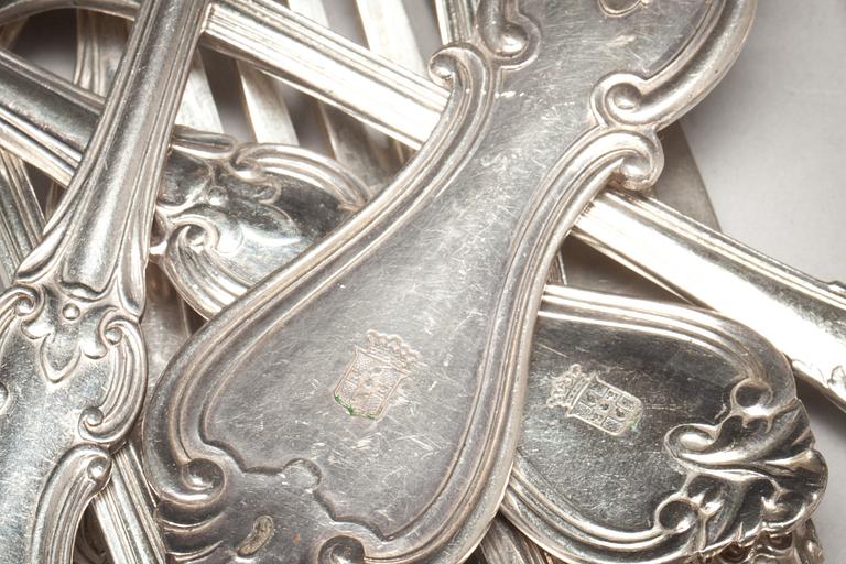 BESTICK, nysilver, 71 delar. Sekelskiftet 1900. Adliga ätten af Peterséns vapen.