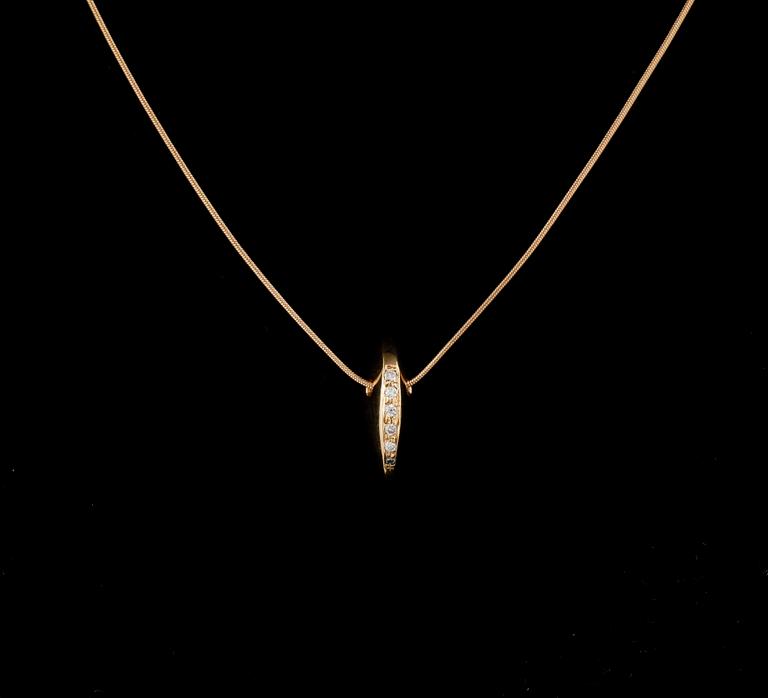 HÄNGE MED HALSKEDJA, 18K guld och 6 små briljantslipade diamanter, Bengt Hallberg. Vikt 5,9g.