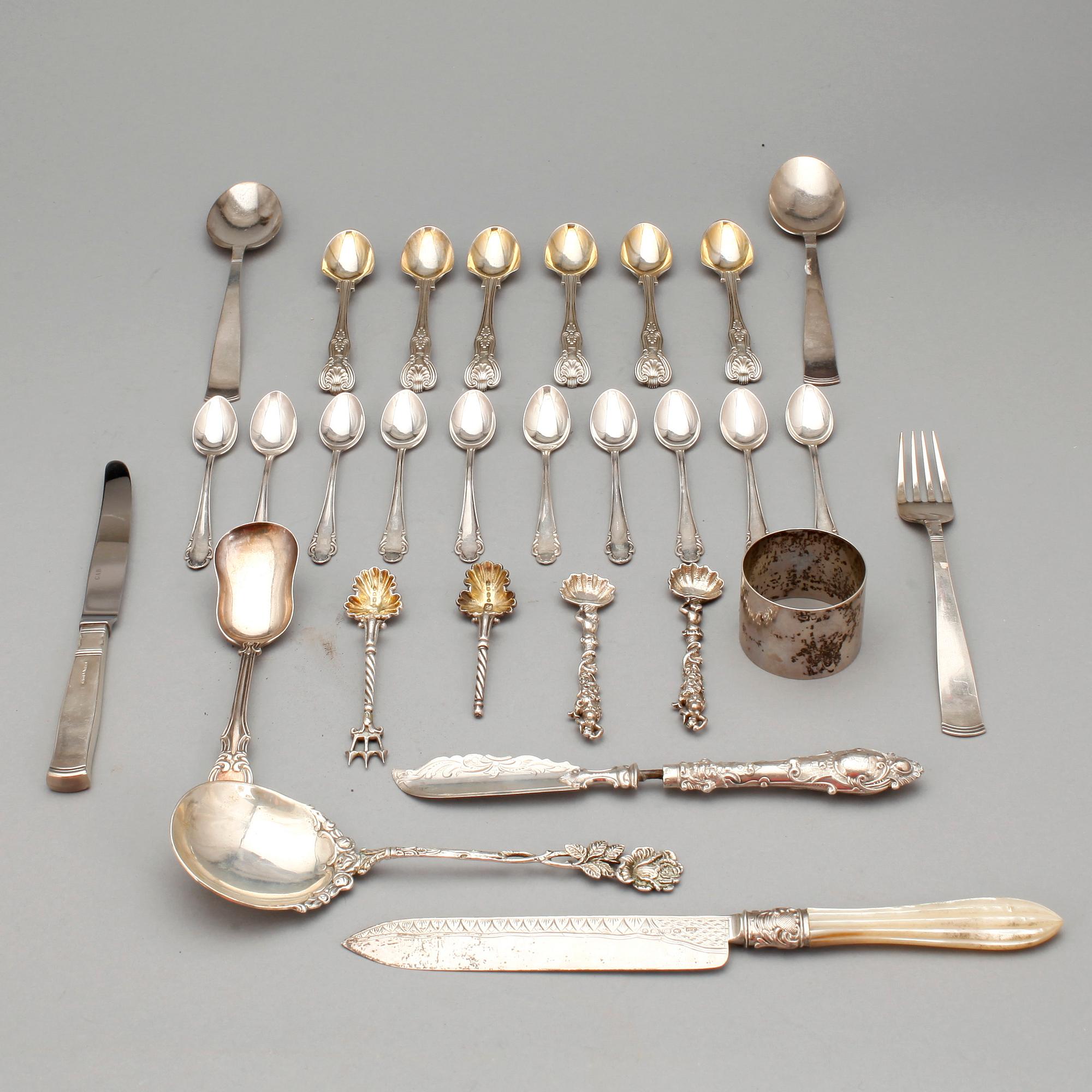 BESTICKSERVISDELAR, mestadels Sverige/England, 1800/1900-tal. Totalvikt ca 735 gram.