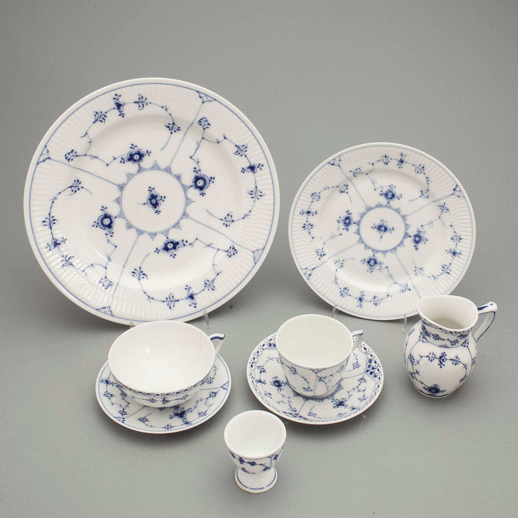 SERVISDELAR, ca 90 delar, porslin, "Musselmalet", Royal Copenhagen.