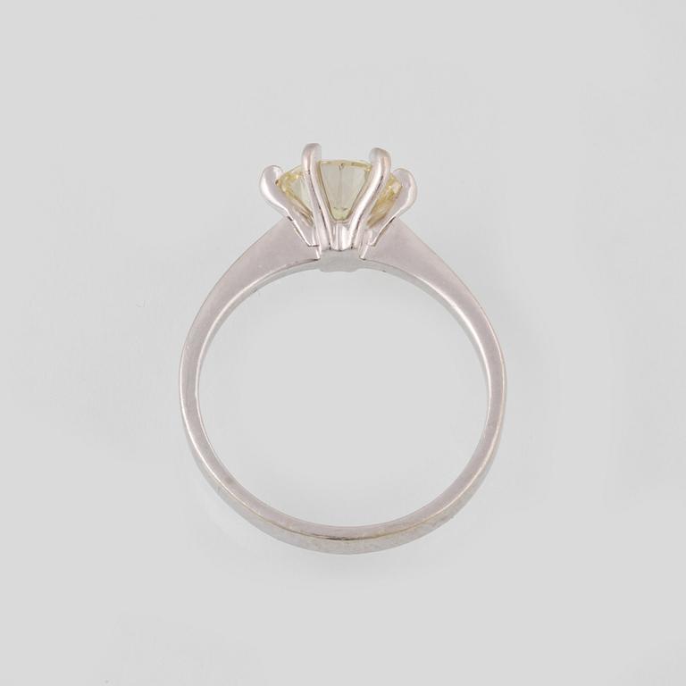 RING, vitguld med briljantslipad diamant ca 1.50 ct. Vikt 2,4 gram.
