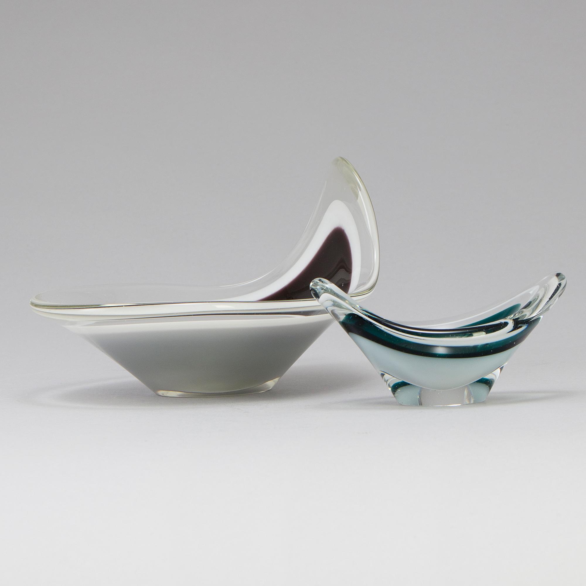 A pair of PAUL KEDELV 'Coquille' glas bowls for Flygsfors, signed and dated -55 and -56.
