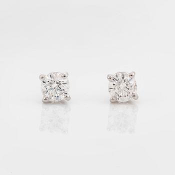 Örhängen, med briljantslipade diamanter.