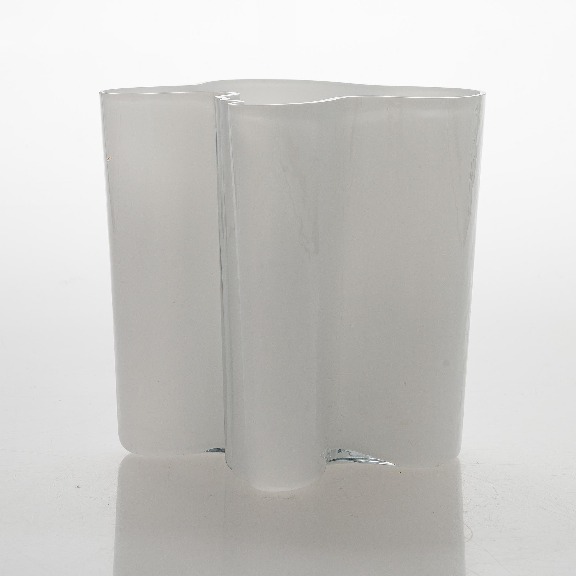 Alvar Aalto, A glass vase, model no. 3031. Signed Alvar Aalto 3031.