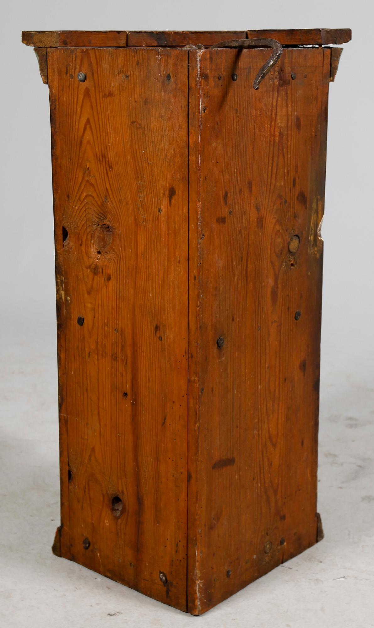 HÄNGHÖRNSKÅP, allmoge, daterat 1743.