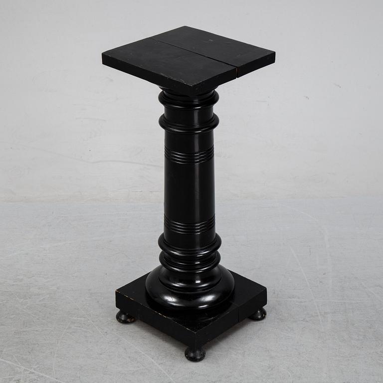 A painted pedestal, end of the 19th Century.