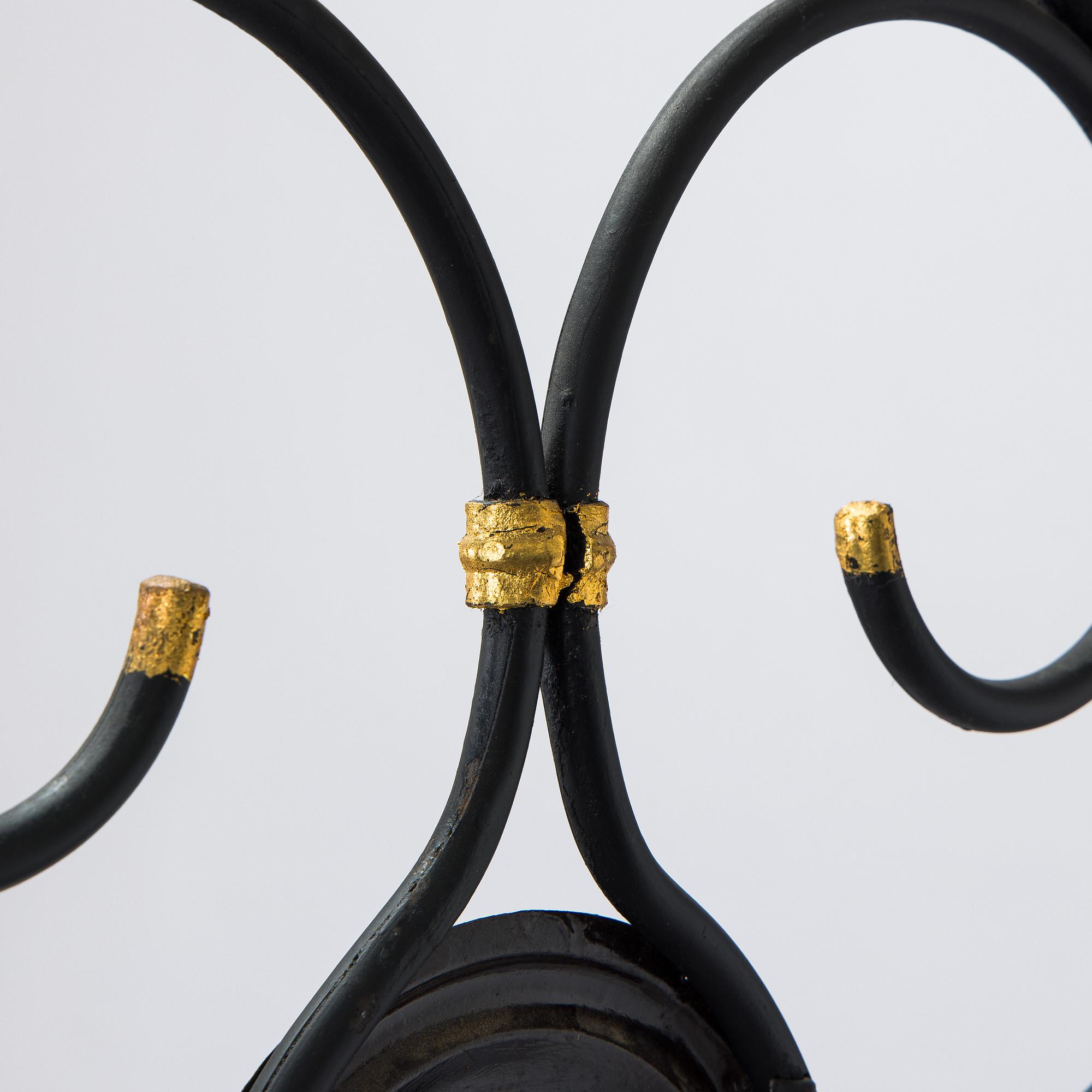 Säng, smidesjärn, med Art Nouveau-motiv, kring 1900.