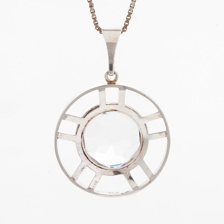 Kultasepät Salovaara, riipus, viistehiottu vuorikristalli, hopea, Turku 1967.