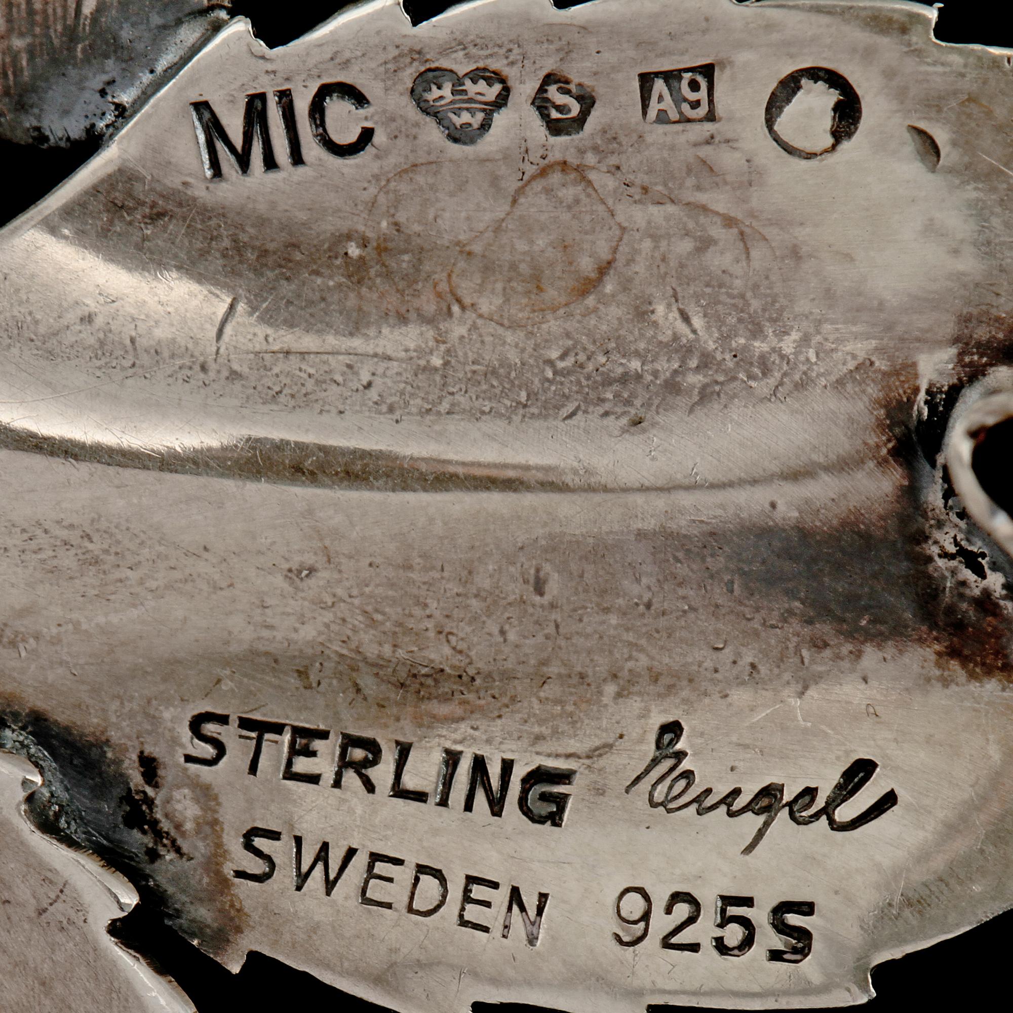 BROSCH, silver samt 2 cabocholslipade malakiter, Gertrud Engel för A Michelsen, Stockholm, 1951. Vikt 12 g.