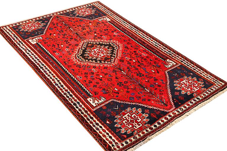 A Kashgai carpet a. 280 x 183 cm.