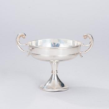 SKÅLAR, 2 st, och FAT, silver, London, bl a Carrington & Co, och Helsingfors, 1900-talets första hälft. Totalvikt 407 g.