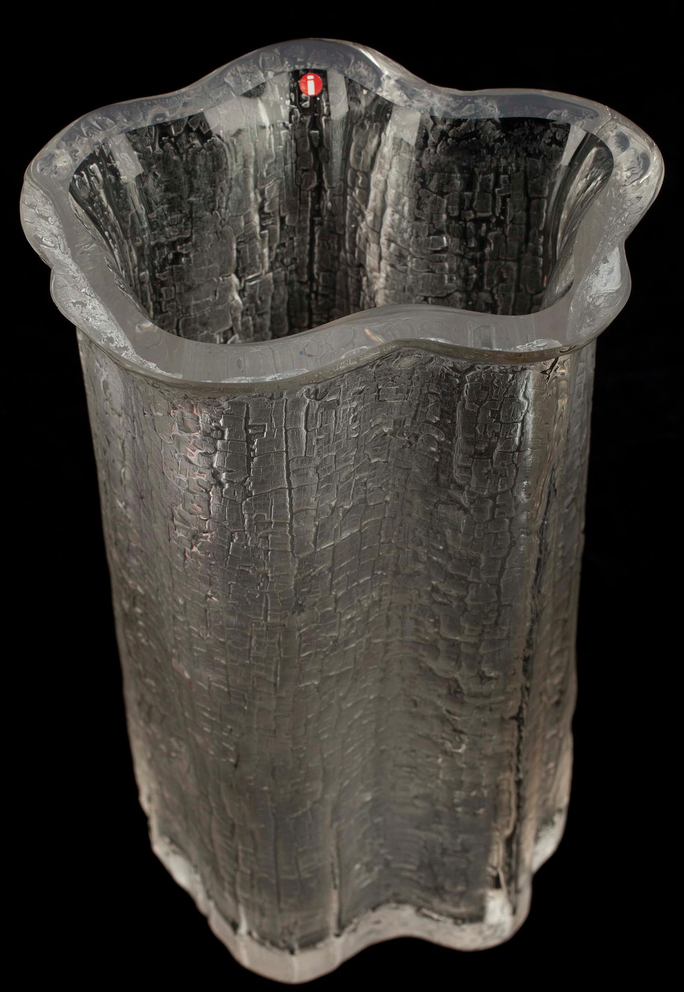KONSTGLAS, 2 st," Kantarellen" Tapio Wirkkala samt "Finlandia serien" Timo Sarpaneva . Iittala.