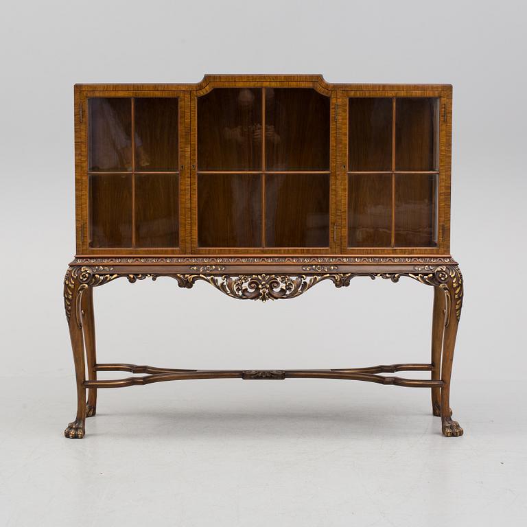 a English vitrine cabinet from the first half of the 20th century.