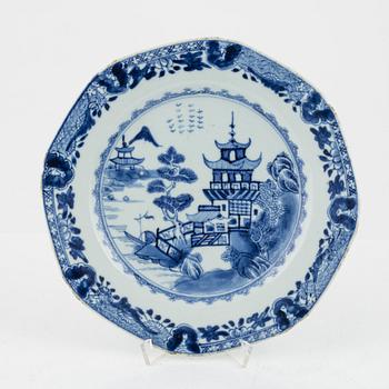 A set of seven blue and white dinner plates, Qing dynasty, Qianlong (1736-95).