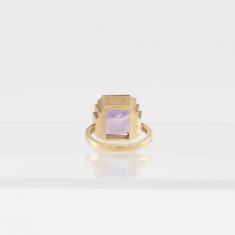 Wiwen Nilsson, ring in 18K gold with a step-cut amethyst, Lund 1970.