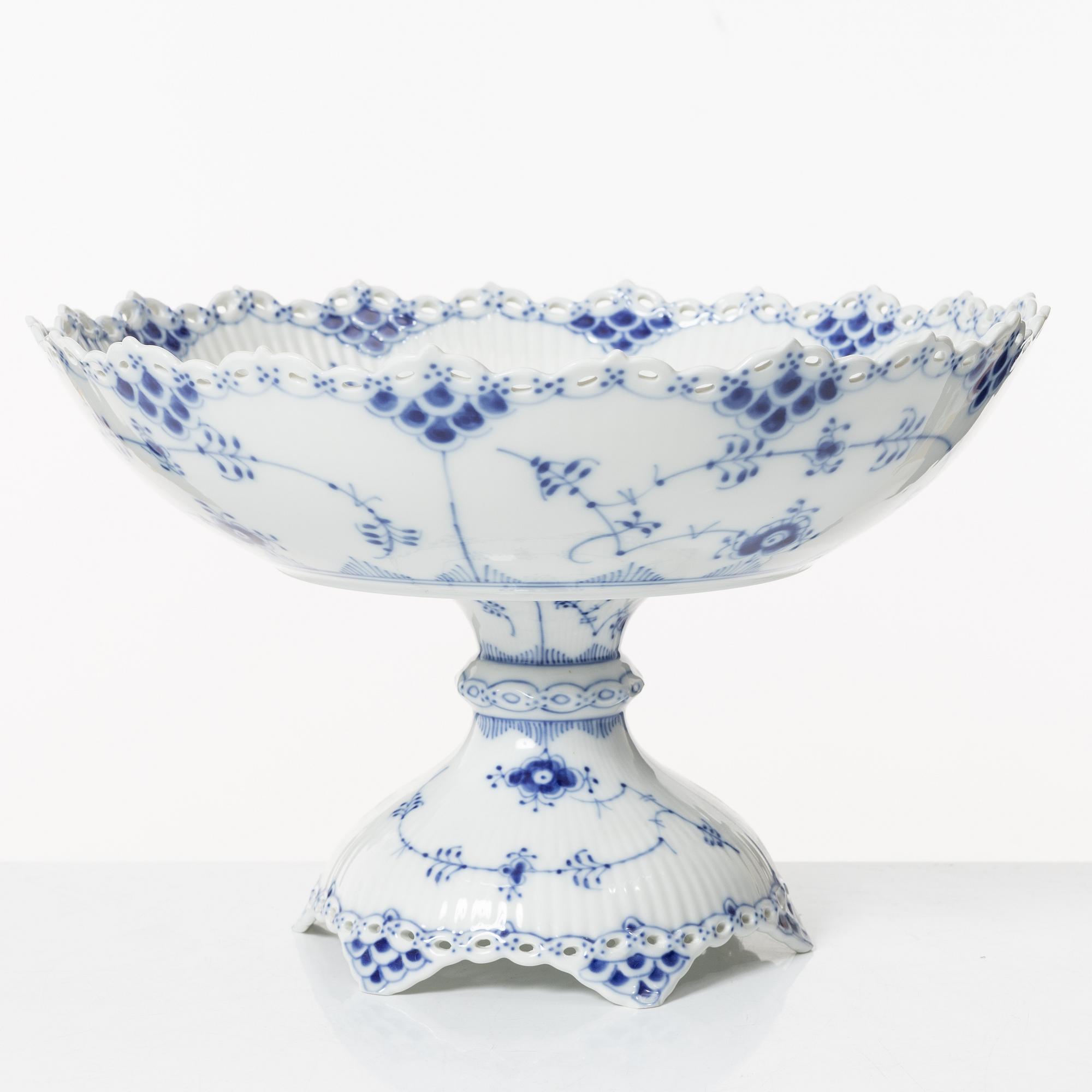 Royal Copenhagen, Bowl on foot, "Musselmalet Helblonde", Denmark, 1979-83.