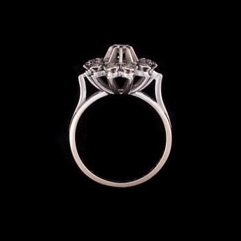RING, 18K vitguld, diamanter. Vikt ca 4,8 g.