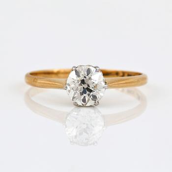 RING, 18K guld med gammalslipad diamant, tot ca 0,80 ct. C G Hallbergs, Stockholm, 1918. Vikt 1,77 g.