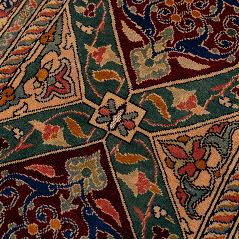 Matta, silke och metall, Hereke, signerad Ali Oglus ateljé, daterad 1961, ca 204 x 190 cm.