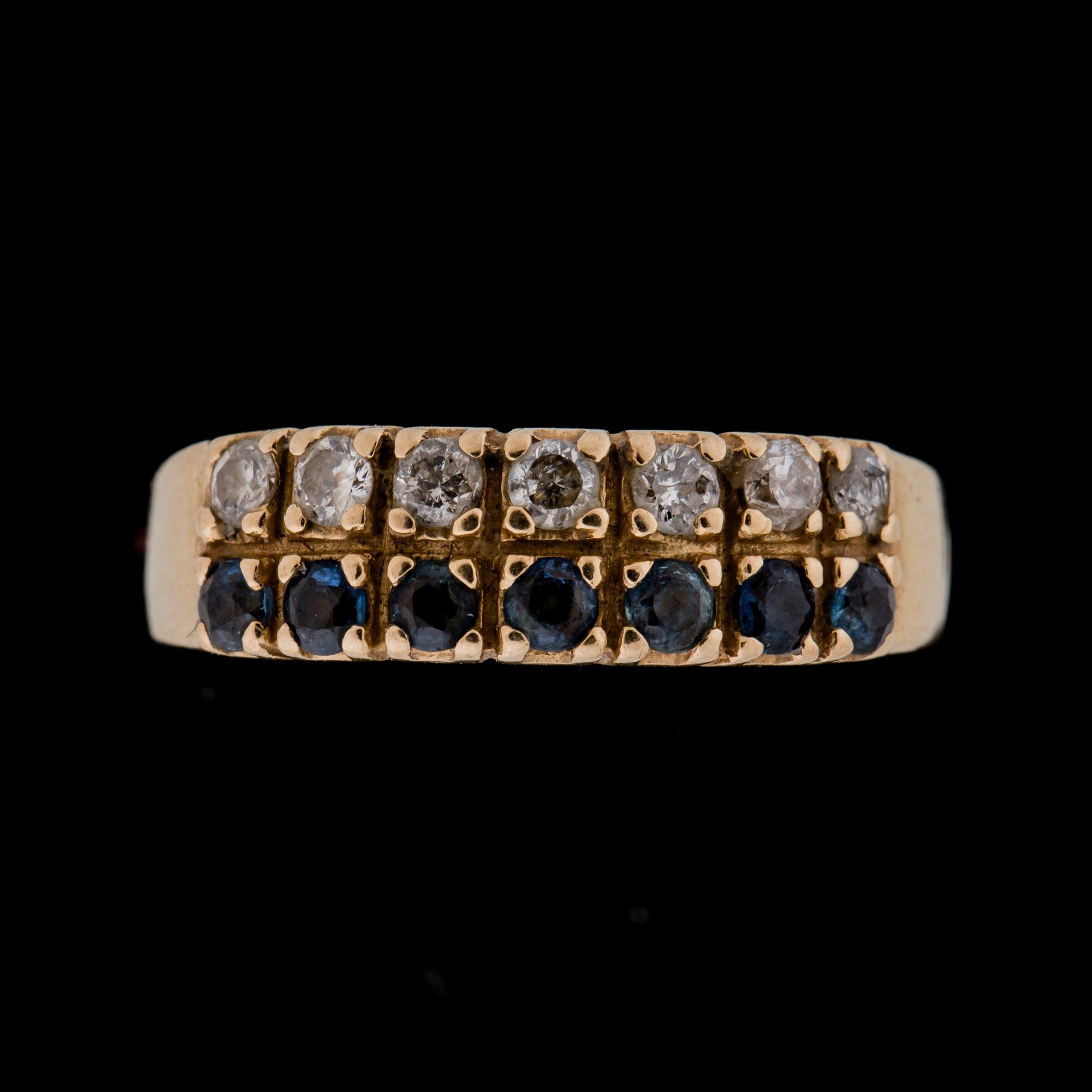 RING, 18k guld med små diamanter och safirer. Vikt ca 2,5 gram.