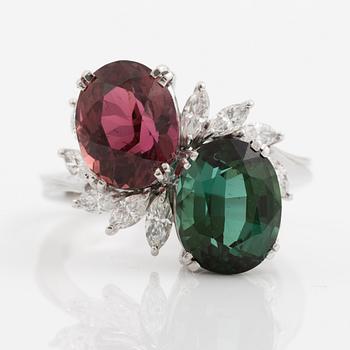 Ring, platina med grön och rosa turmalin och navettslipade diamanter.