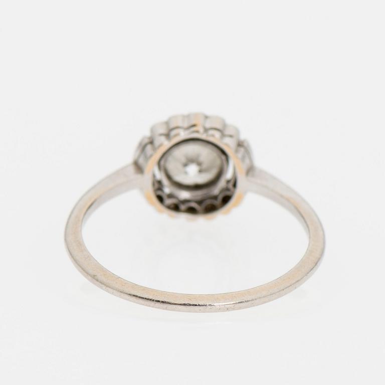 RING, platina, A.Tillander ca 1940-50-tal totalt ca 0,46 ct. Vikt 2,6 g.