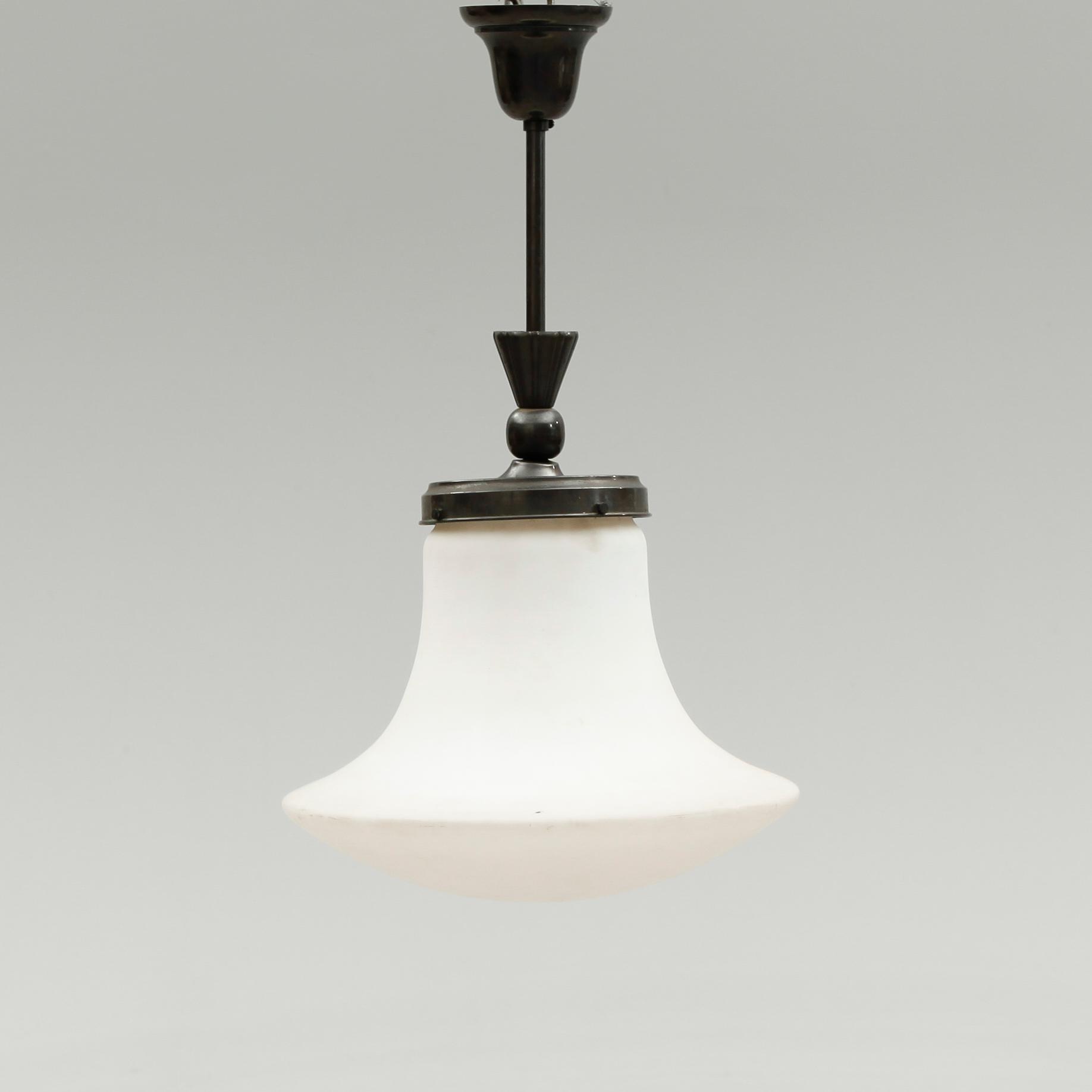 TAKLAMPA, 1900-talets första hälft. Höjd 61 cm.