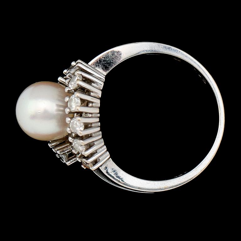 RING, 18K vitguld, briljantslipade diamanter 0.63 ct enligt gravyr och odlad pärla. Total vikt ca 9 g.