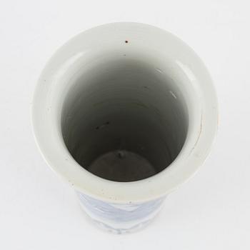 A porcelain vase, China, 20th century.