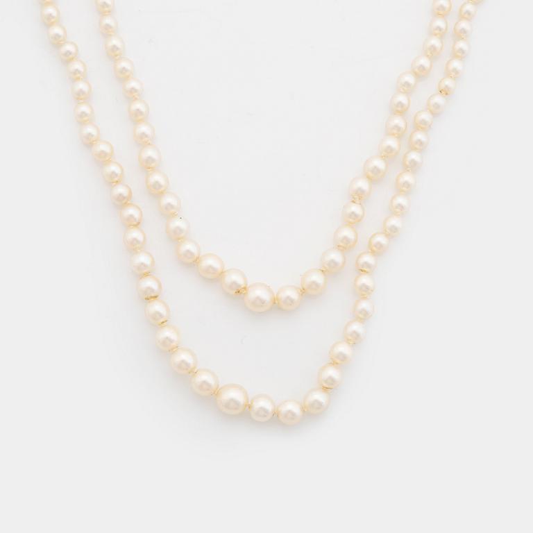 Cultured pearl necklace, clasp 18K white gold.